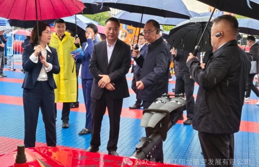 应急管理部副部长徐加爱莅临翔龙航空展位指导消防救援无人机工作